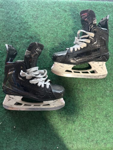 Intermediate Bauer Supreme Mach Hockey Skates (Fit 2) Size 5 (Used)