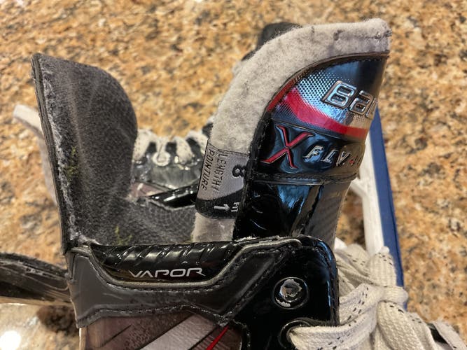 Black Bauer Vapor Fly40 Hockey Skates 8 (Used)