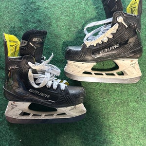 Intermediate Bauer Supreme Ignite Pro+ Hockey Skates (Fit 1) Size 4 (Used)