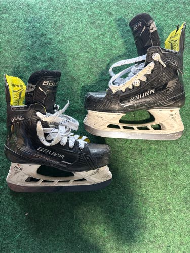 Intermediate Bauer Supreme Ignite Pro+ Hockey Skates (Fit 1) Size 4 (Used)