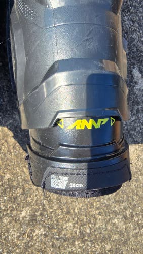 Junior Bauer Supreme Mach 12" Shin Pads (Used)