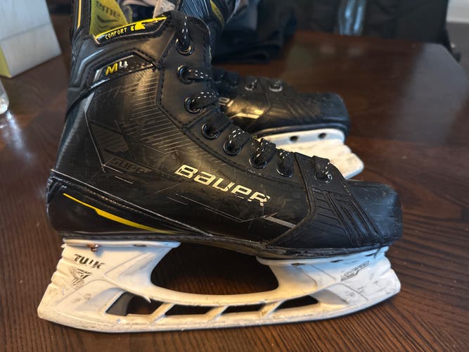 Black Bauer Supreme M4 Hockey Skates Regular Width Size 4 (Used)
