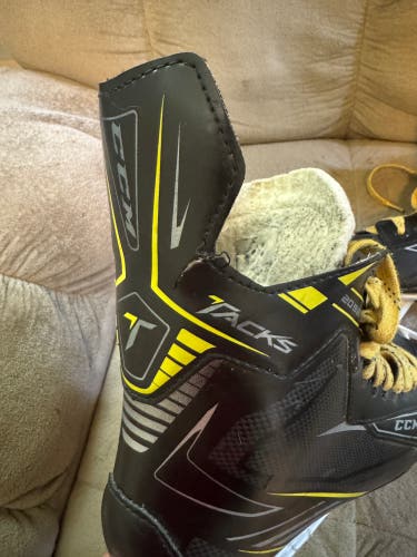 Black 2016 CCM Tacks 2092 Hockey Skates Regular Width 9 (Used)