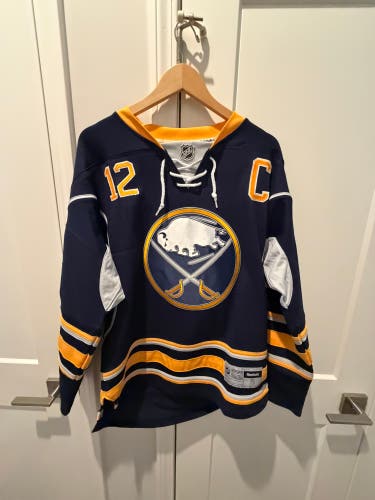 SIGNED S/M Brian Gionta Buffalo Sabers Jersey (New)