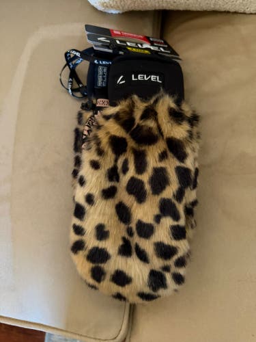 Level  Bliss Cheetah mittens print NWT medium