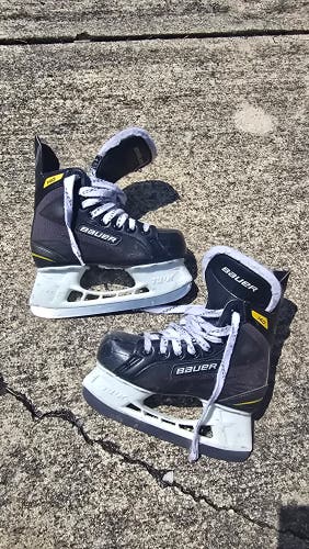 Bauer Supreme 140 Hockey Skates Size 1 (Used)
