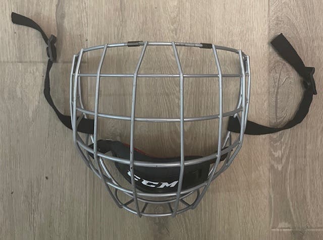 Medium CCM FM580 Helmet Cage (Used excellent condition)