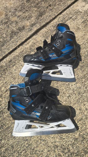 Bauer GSX Hockey Goalie Skates Regular Width Size 2.5 (Used)