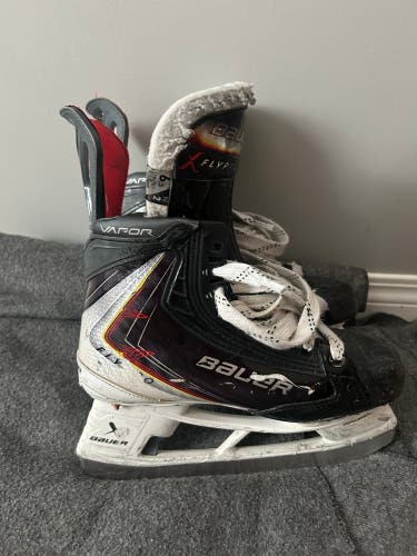 Black/White 2025 Bauer Vapor Flypro Hockey Skates Regular Width 6.5 (Used)