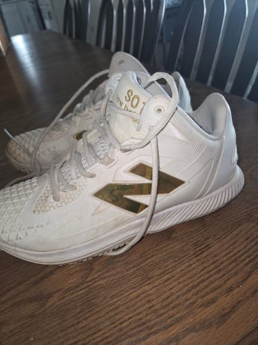 White Men's Size M 9.0 (W 10.0) New Balance Low Top Turf Cleats (Used)