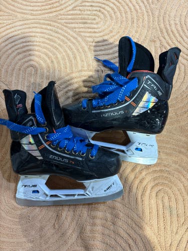 Junior True HZRDUS 7x Hockey Skates Regular Width Size 3.5 (Used)