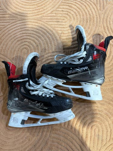 Intermediate Bauer Vapor X5 Pro Hockey Skates Size 5 (Used)