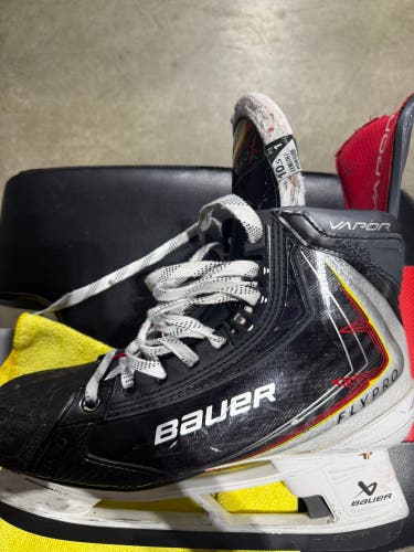 Black 2025 Bauer Vapor Flypro Hockey Skates 10.5 (Used)