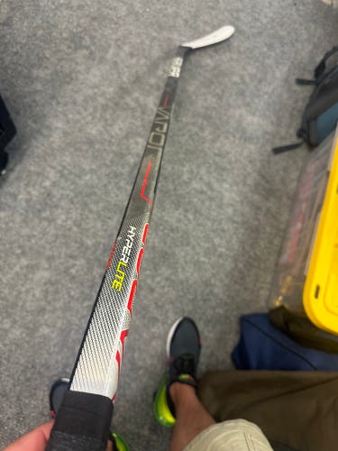 Senior Bauer Vapor Hyperlite Right Handed Hockey Stick PP28 87 Flex (Used)