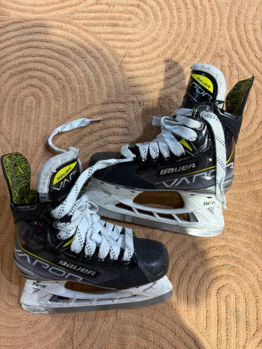 Junior Bauer Vapor 3X Hockey Skates Regular Width Size 2 (Used)