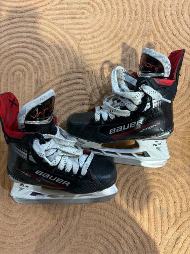 Intermediate Bauer Vapor X4 Hockey Skates Size 4 (Used)