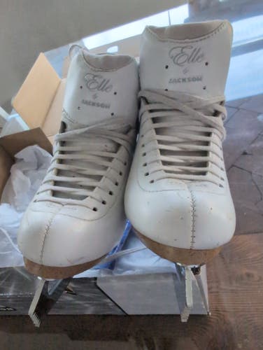 Jackson Elle Figure Skates | Misses Size 3R | Model 2131 with Mirage Blades