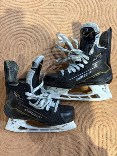 Intermediate Bauer Supreme M40 Hockey Skates Size 5 (Used)