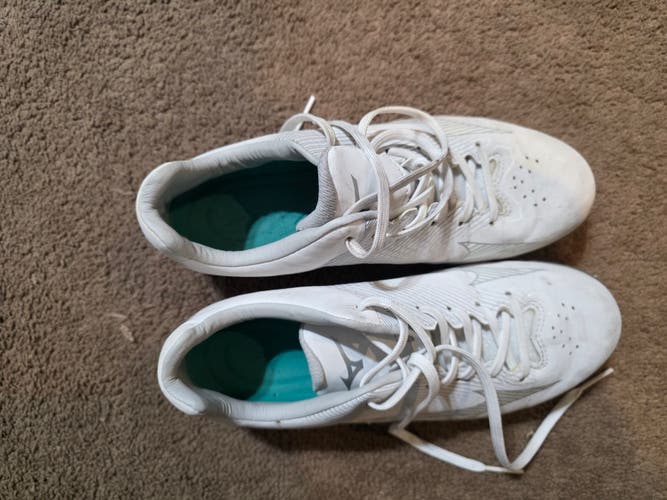 White Women's Size M 7.0 (W 8.0) Mizuno Low Top Turf Cleats (Used)