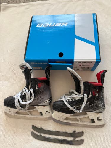 2023 Bauer Vapor X5 Pro Hockey Skates Regular Width Size 4 (Used)