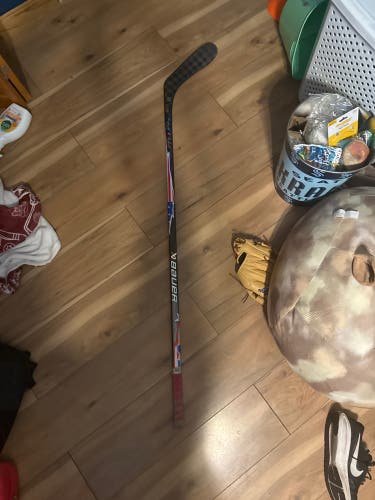 Intermediate Bauer Vapor USA Flylite Right Handed Hockey Stick P28 50 Flex (barley used)