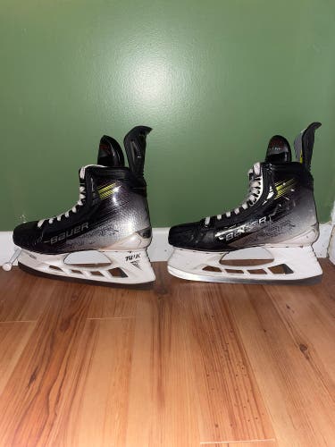 Black 2023 Bauer Vapor Hyperlite 2 Hockey Skates Regular Width 8.5 (Used)