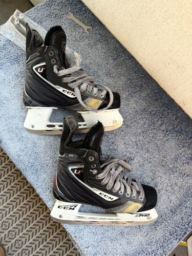 2010 CCM U+ Crazy Light Hockey Skates Regular Width 8.5 (Used)