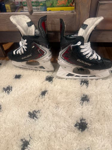 2025 Bauer Vapor Fly40 Hockey Skates Regular Width Size 1 (Used)