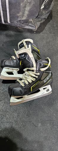 CCM Super Tacks Hockey Skates Size 2R SpeedBlade XS Youth Used One Season