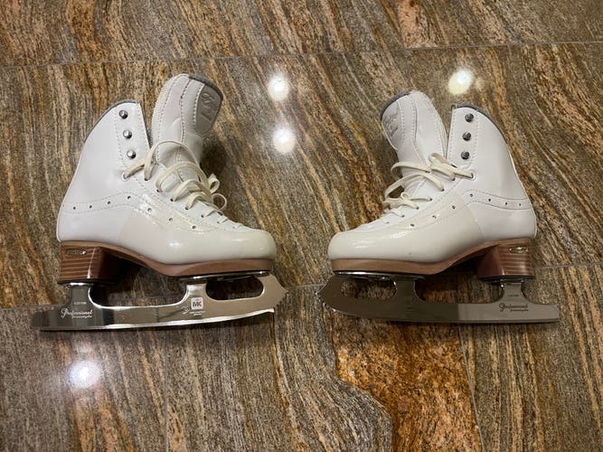 Girls JACKSON Figure Skates Size Junior - 2.5 with MK Professional Blade