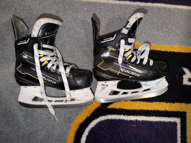 Bauer Supreme M40 Hockey Skates Size 1 (Used)