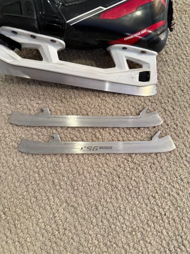 CCM EFlex 6.9 Hockey Goalie Skates Size 3.5 (Used)