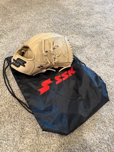 SSK Z9 RH Pitcher's Baseball Glove 11.75" (Used)