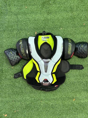 Bauer Vapor Hyperlite Shoulder Pads | Junior Medium