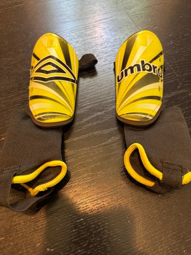 Unisex Small Umbro Shin Guards (Used)