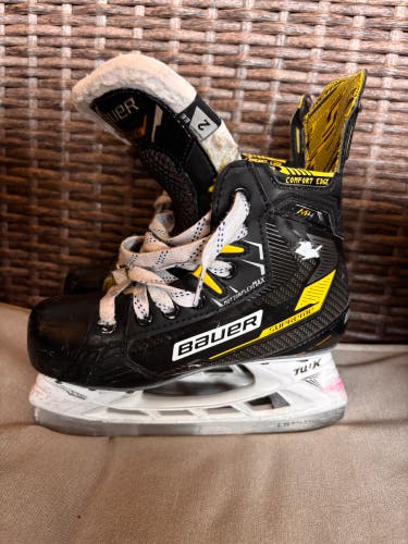 2022 Bauer Supreme M4 Hockey Skates Extra Wide Width Size 2 (Used)