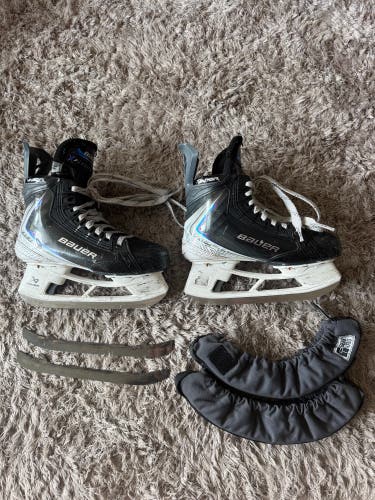 2025 Bauer Vapor Flylite Hockey Skates Regular Width Size 3.5 (Used) WITH ONE BROKEN EYELET