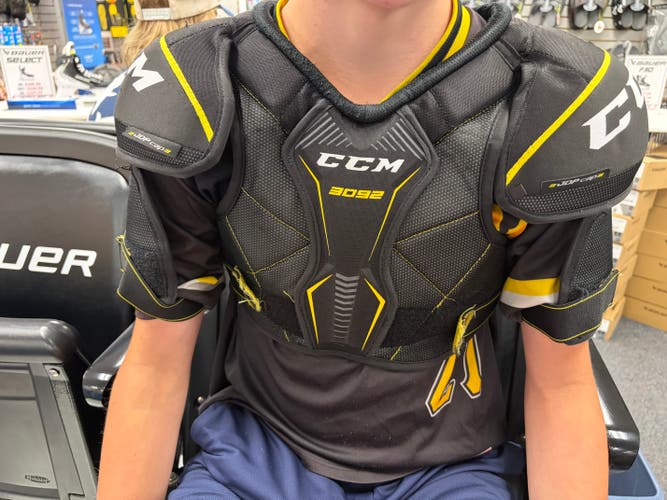 Large Junior CCM Tacks 3092 Shoulder Pads (Used)