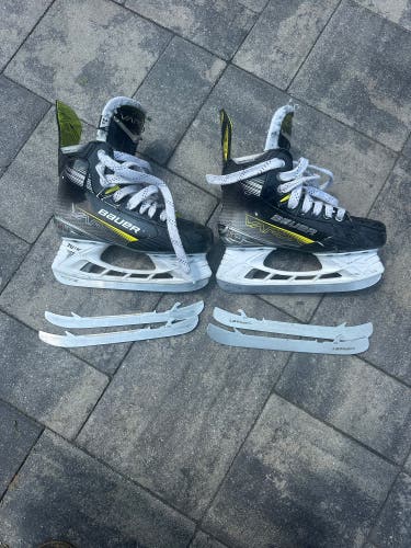 2023 Bauer Vapor X4 Hockey Skates Extra Wide Width Size 3.5 (Used)
