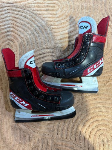 Youth CCM JetSpeed Hockey Skates Regular Width 11 (Used)