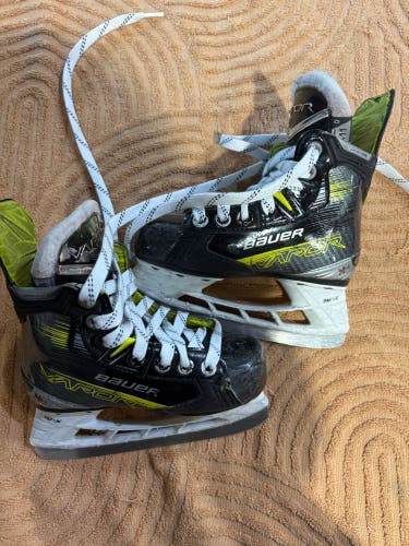 Youth Bauer Vapor X4 Hockey Skates Regular Width 11 (Used)