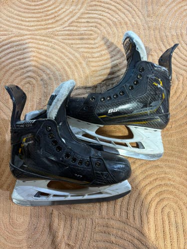 Intermediate Bauer Supreme M5 Pro Hockey Skates Size 5 (Used)