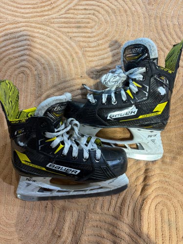 Junior Bauer Supreme M4 Hockey Skates Regular Width Size 3.5 (Used)