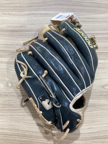 Wilson A2000 RH Infield Baseball Glove 11.5" (Used)