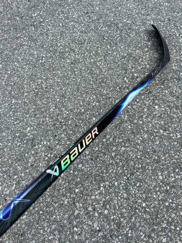 Bauer Vapor Flylite Hockey Stick | RH P28 Intermediate 65 Flex