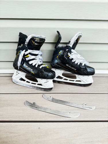 2022 Bauer Supreme M5 Pro Hockey Skates Regular Width Size 1 (Used)