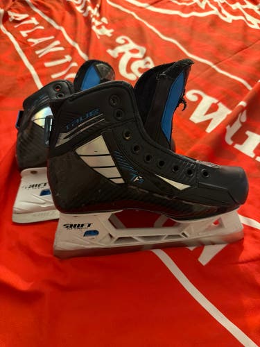 2021 True TF9 Hockey Goalie Skates Regular Width Size 2.5 (Used)
