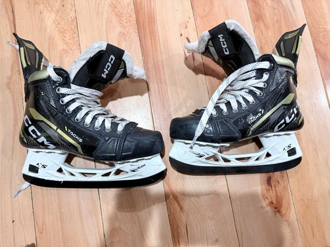 2022 CCM AS-V Pro Hockey Skates Extra Wide Width Size 5.5 (Used)