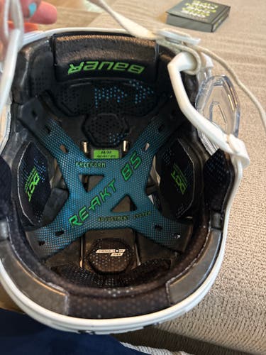 Medium Bauer Re-Akt 85 Helmet (Used)