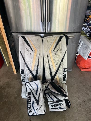 34" Vaughn Vision 9400 Regular Goalie Full Set (Used)